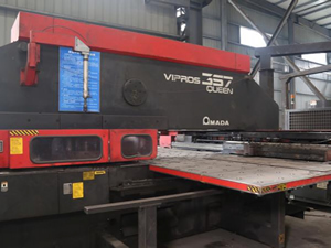 Máquina punzonadora NC automática