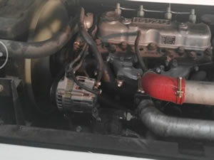 El cargador está equipado con un motor Isuzu C240 y caja de cambios Okamura