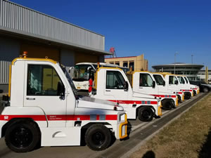 El tractor de remolque de equipaje autopropulsado en un aeropuerto