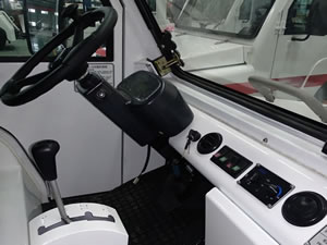 Este tractor de remolque está equipado con un sistema de frenos al vacío, dirección hidráulica y aire acondicionado