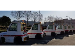 Este tractor está equipado con un perno de tracción, extinguidor de incendios y cuña; así como también cuenta con luces LED.