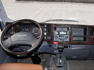 La cabina automática 700p GB 5 tiene un espacio amplio para una operación cómoda. Puede equiparse con tacógrafos, imagen de reversa, radar, etc.