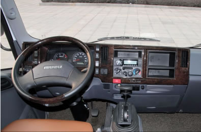 La cabina automática 700p GB 5 tiene un espacio amplio para una operación cómoda. Puede equiparse con tacógrafos, imagen de reversa, radar, etc.