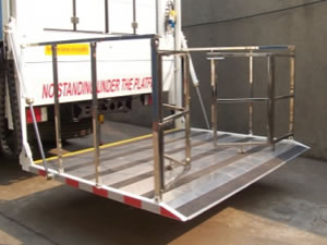 Plataforma de elevación con elevador trasero plegable